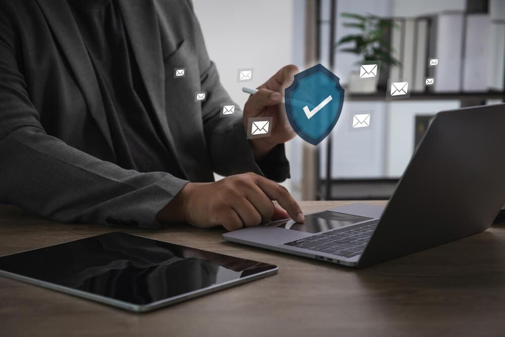 Profissional trabalhando com compliance e proteção de dados em escritório