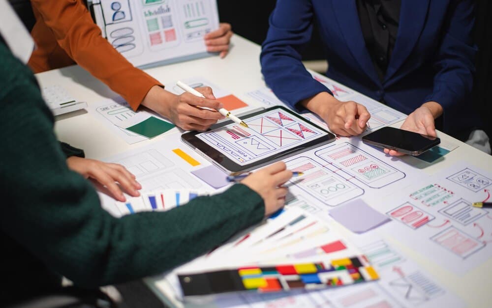 Close-up de equipe de desenvolvimento UI em brainstorming