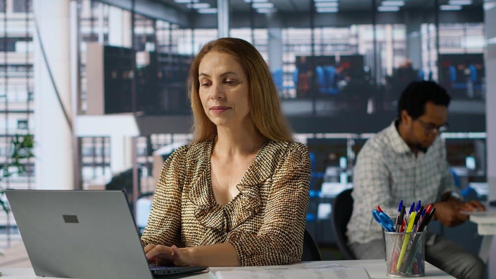 Empreendedora confiante em mesa corporativa