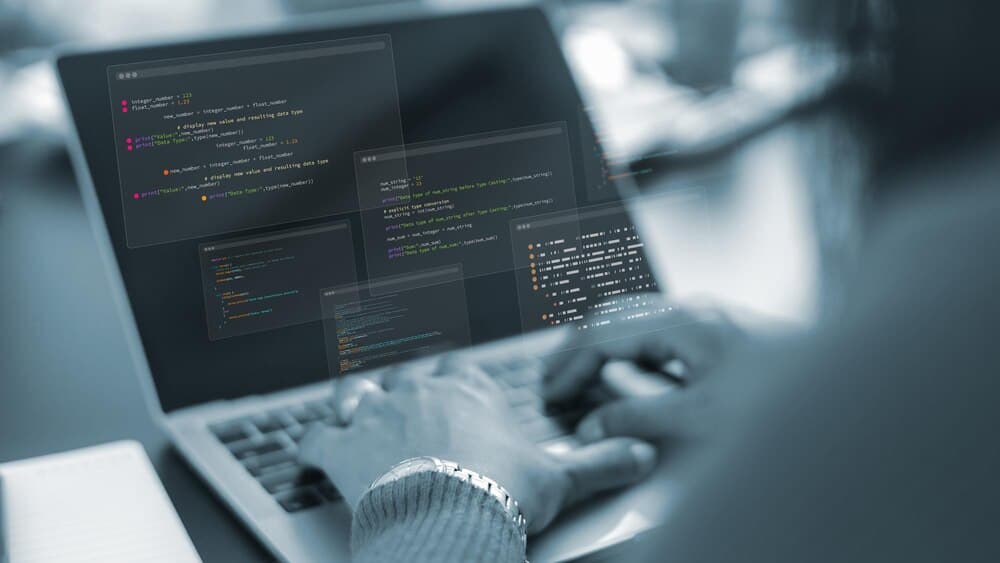 Desenvolvedor trabalhando com código e transformação digital em escritório