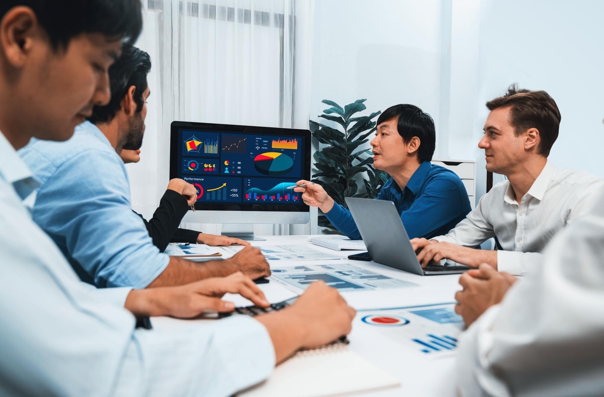 Equipe de analistas usando BI e dashboards para análise de dados corporativos