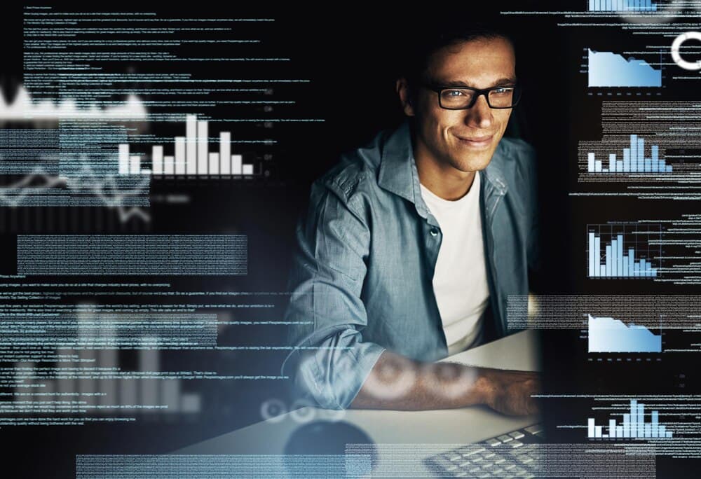 Profissional com análise de dados e código em monitor no escritório