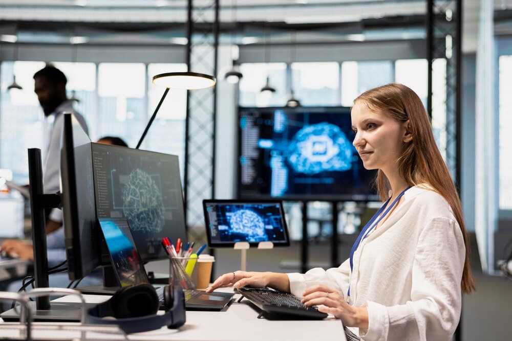 Administrador de tecnologia integrando sistemas de IA e machine learning no escritório