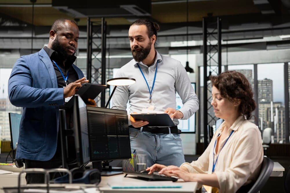 Gerente corporativo e equipe consultando estratégia e métricas de performance
