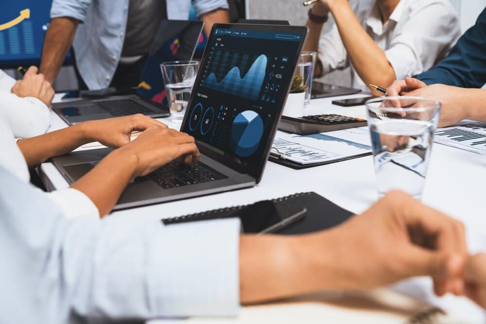 Equipe de analistas utilizando plataforma unificada de dados e analytics