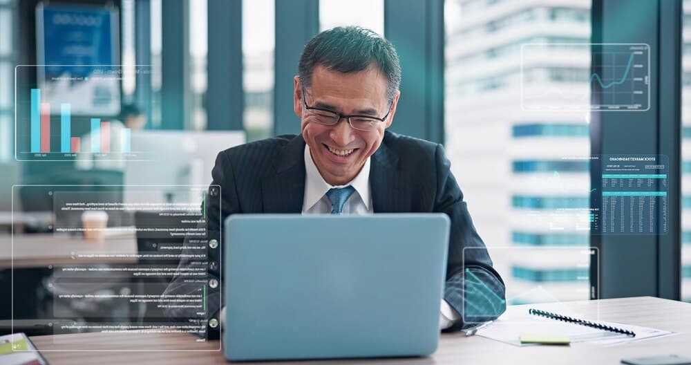 Executivo com laptop realizando pesquisa e planejamento financeiro no escritório