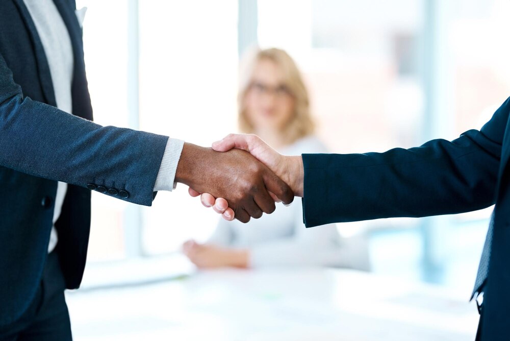 Parceiros de negócio discutindo dados em laptop