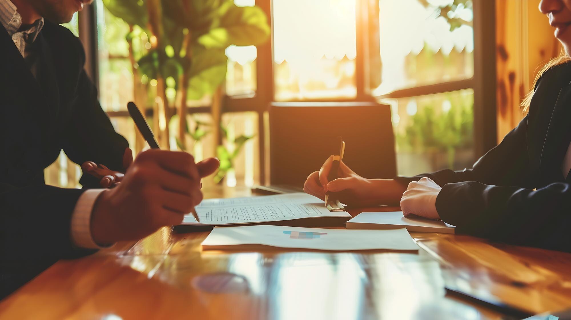 Reunião de trabalho com contrato sobre a mesa