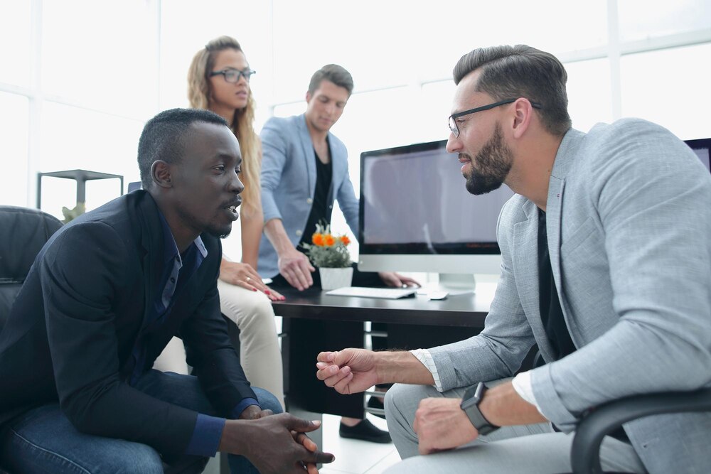 Equipe de negócios discutindo projeto em escritório moderno